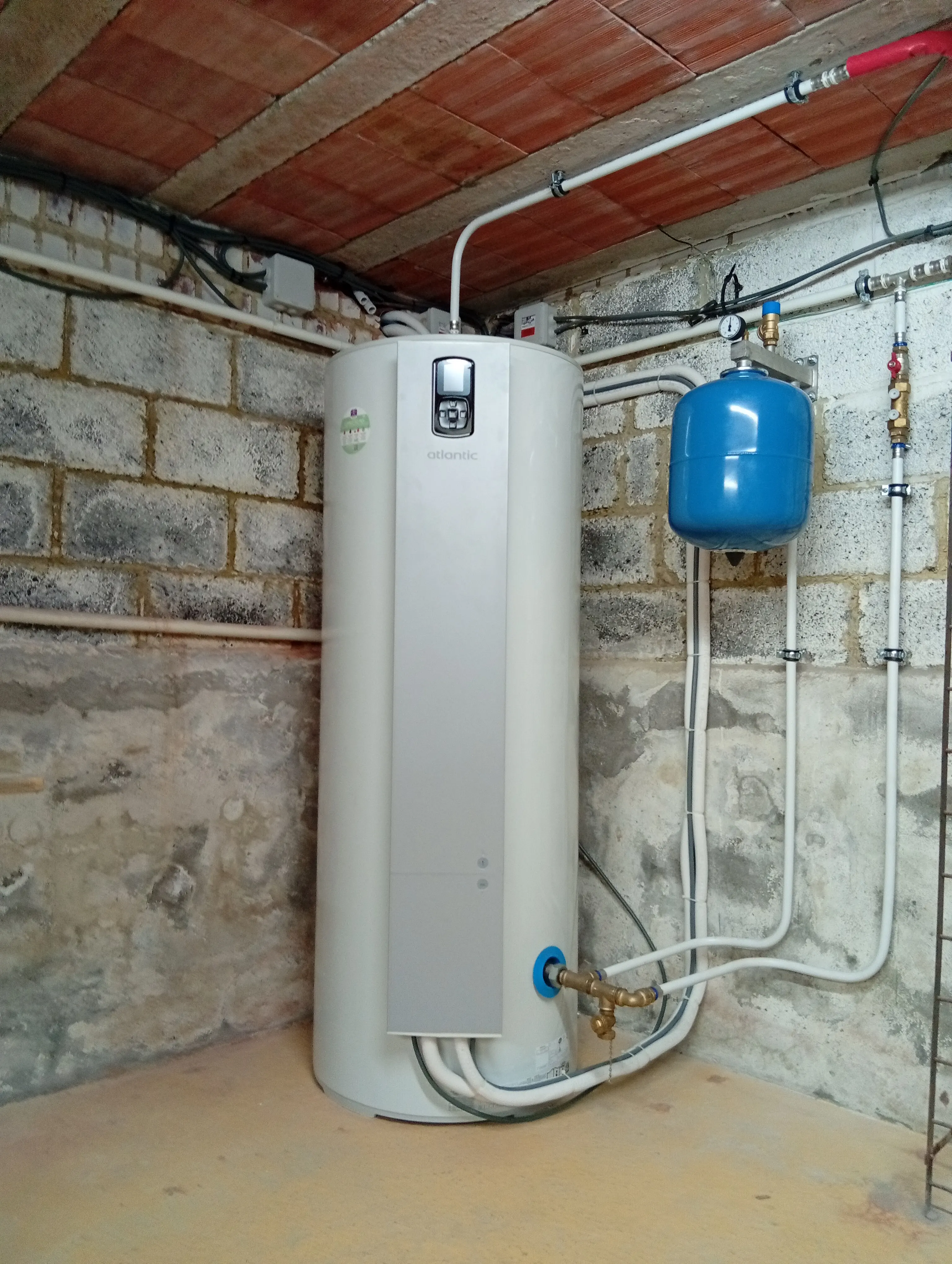Unité extérieure de pompe à chaleur installée par Solutions TS